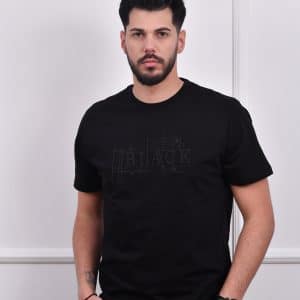 Muškarac nosi crnu majicu sa diskretnim printom "BLACK" u tamnoj boji, idealnu za svakodnevne casual stilove.