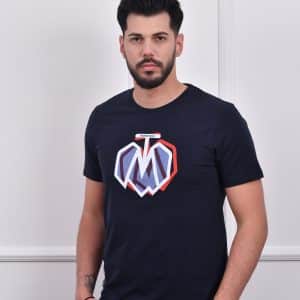 Muškarac nosi crnu majicu sa printom "MONTANA" na prednjem delu, idealnu za casual i svakodnevne prilike.