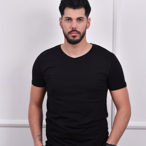 Crna muška majica sa V izrezom, jednostavnog dizajna, u kombinaciji sa crnim farmerkama