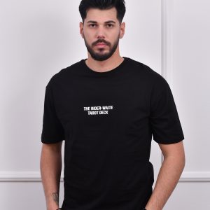 Crna muška majica sa printom naziva "THE RIDER-WAITE TAROT DECK", jednostavnog dizajna, u kombinaciji sa crnim farmerkama