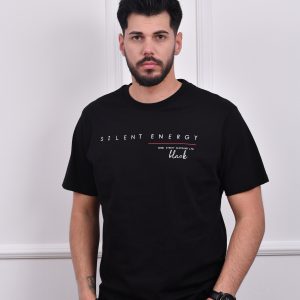 Crna muška majica sa printom "Silent Energy" na prednjem delu, jednostavan dizajn sa tekstom i logotipom brenda
