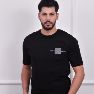 Crna muška majica sa printom "THERE IS NEVER ENOUGH TIME" i trakom na levom delu grudi, u kombinaciji sa crnim farmerkama