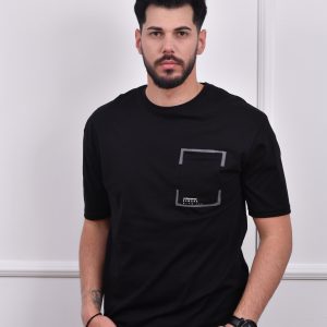 Crna muška majica sa printom na džepu, u boji crne i sive, sa natpisom "GREENWOOD'S"