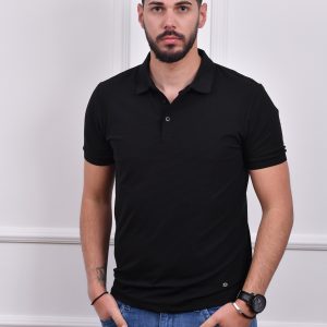 Muškarac nosi crnu polo majicu sa kratkim rukavima, jednostavan i elegantan dizajn za svakodnevne prilike