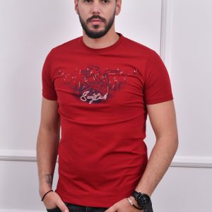Crvena muška majica sa grafičkim printom i tekstom "Inspired" u prednjem delu, dinamičan dizajn