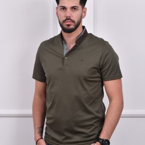 Muškarac nosi maslinasto zelenu polo majicu sa kratkim rukavima, elegantan dizajn sa kontrastnim detaljima na ovratniku, idealna za ležerne i poslovne prilike.