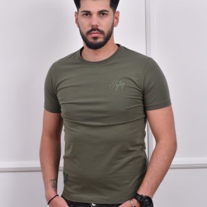 Maslinasto zelena muška majica sa stilizovanim tekstom "Styling" na prednjem delu, jednostavan dizajn