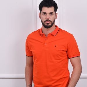 Narandžasta muška polo majica sa crnim prugama na kragni i rukavima, jednostavan dizajn sa malim logom na prednjem delu