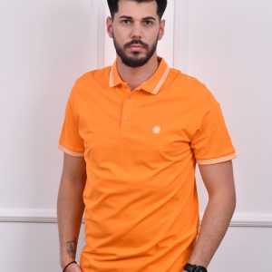 Narandžasta muška polo majica sa belim prugama na kragni i rukavima, moderni dizajn sa malim logom na prednjem delu