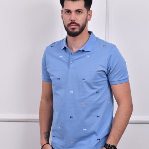 Plava muška polo majica sa ribicama u crnoj, narandžastoj i beloj boji, kratki rukavi i moderni dizajn