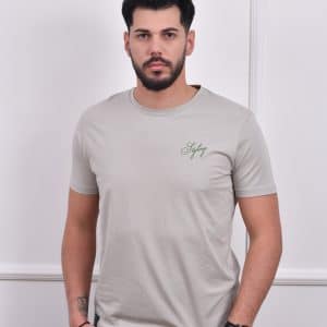 Muškarac nosi sivu majicu sa malim printom "Styling" na prednjem delu, savršenu za svakodnevne casual prilike.