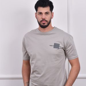 Muškarac nosi sivu majicu sa jednostavnim printom "THERE IS NEVER ENOUGH TIME" na prednjem delu, modernog dizajna, idealnu za opuštene, casual kombinacije.