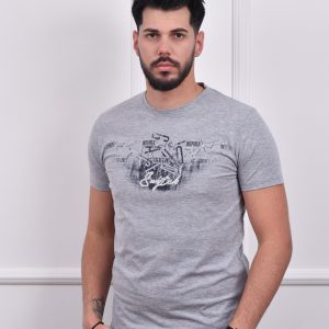 Siva muška majica sa grafičkim printom i tekstom "Inspired" u prednjem delu, moderni dizajn