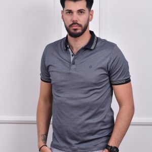 Muškarac nosi sivu polo majicu sa prugastim detaljima na kragni i rukavima, jednostavan i elegantan stil za svaki dan.