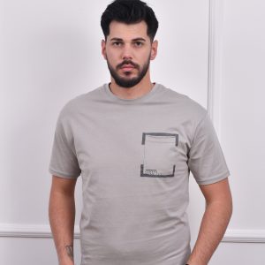 Svetlo siva muška majica sa printom na džepu, u boji crne i sive, sa natpisom "GREENWOOD'S"