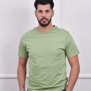 Muškarac nosi svetlo zelenu majicu sa kratkim rukavima, savršenu za casual i svakodnevne prilike.