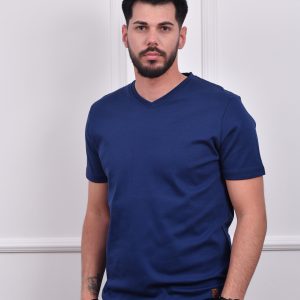 Tamno plava muška majica sa kratkim rukavima i V izrezom, jednostavan dizajn sa malim logom na donjem delu