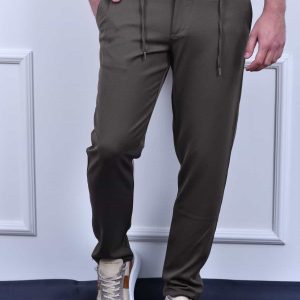 Muške zelene slim fit pantalone sa šnalanjem i bočnim džepovima, savršen izbor za casual, svakodnevne kombinacije sa obućom i majicom.