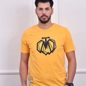 Muškarac nosi žutu majicu sa printom "MONTANA" na prednjem delu, idealnu za casual i svakodnevne prilike.