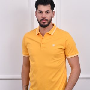 Muškarac nosi žutu polo majicu sa kontrastnim ovratnikom i detaljima na rukavima, savršena za ležerne i casual stilove.