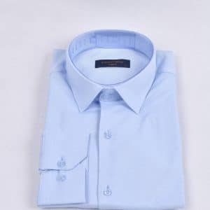 Svetloplava muška Slim Fit košulja sa dugim rukavima i modernim krojem, idealna za poslovne i formalne prilike.