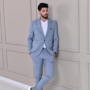 Muško svetlo plavo odelo sa slim fit krojem, u kombinaciji sa belom majicom i modernim sportskim patikama za opušteni, ali elegantni izgled u casual prilikama.