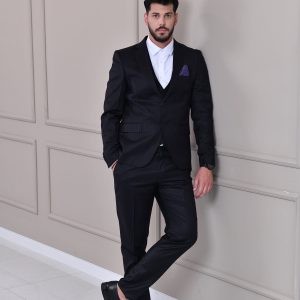 Muško tamno plavo prugasto odelo sa slim fit krojem, kombinovano sa belom košuljom i crnim kožnim cipelama, za elegantan i sofisticiran izgled.