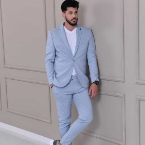 Moderno plavo odelo sa slim fit pantalonama, idealno za elegantne i formalne prilike.